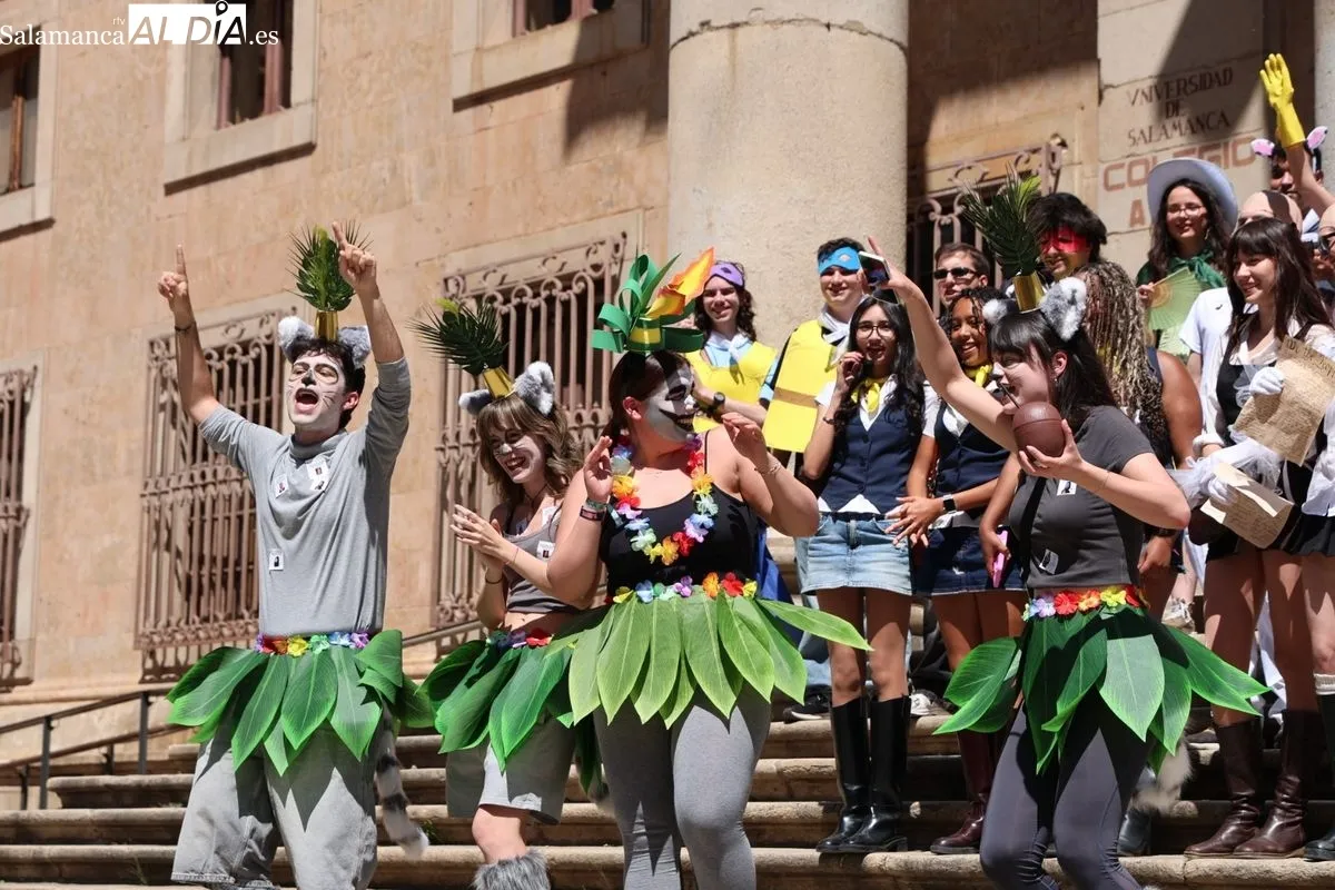 Color, disfraces y charanga para tomar Salamanca por las fiestas de Filología. Foto de David Sañudo