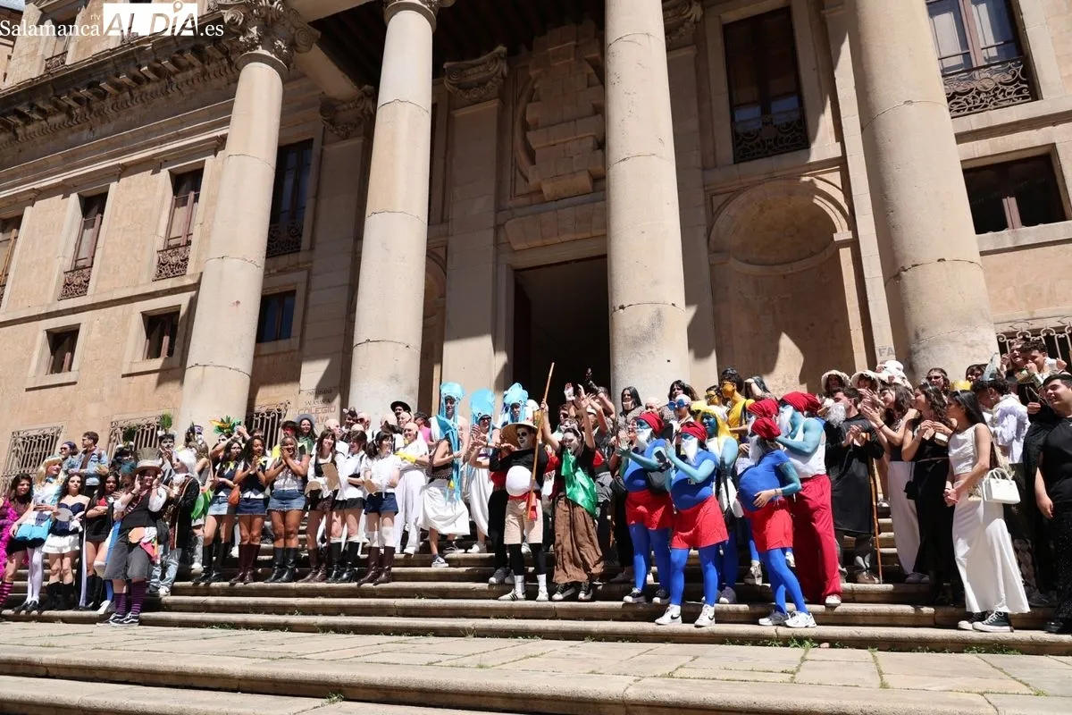 Color, disfraces y charanga para tomar Salamanca por las fiestas de Filología. Foto de David Sañudo