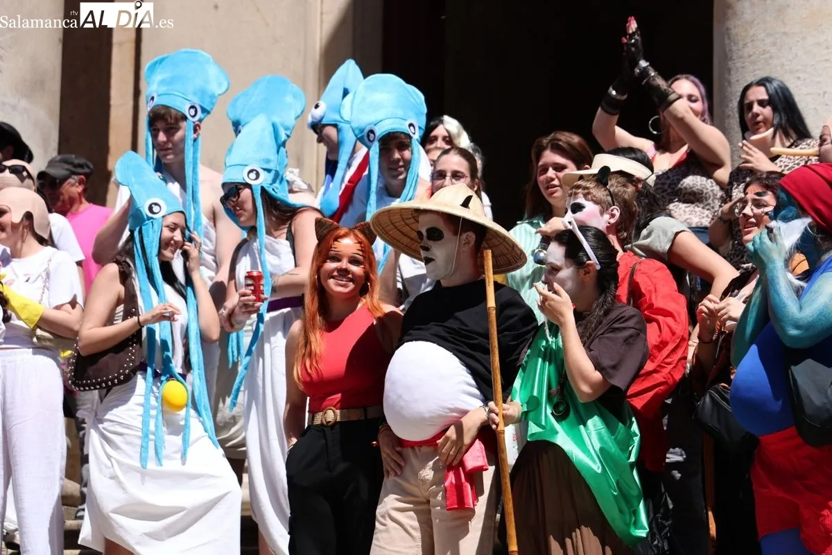 Color, disfraces y charanga para tomar Salamanca por las fiestas de Filología. Foto de David Sañudo