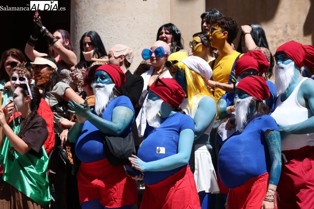 Color, disfraces y charanga para tomar Salamanca por las fiestas de Filología. Foto de David Sañudo