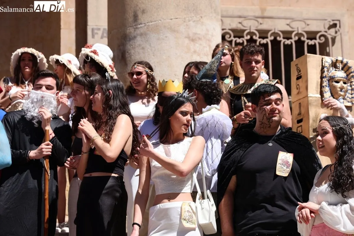 Color, disfraces y charanga para tomar Salamanca por las fiestas de Filología. Foto de David Sañudo