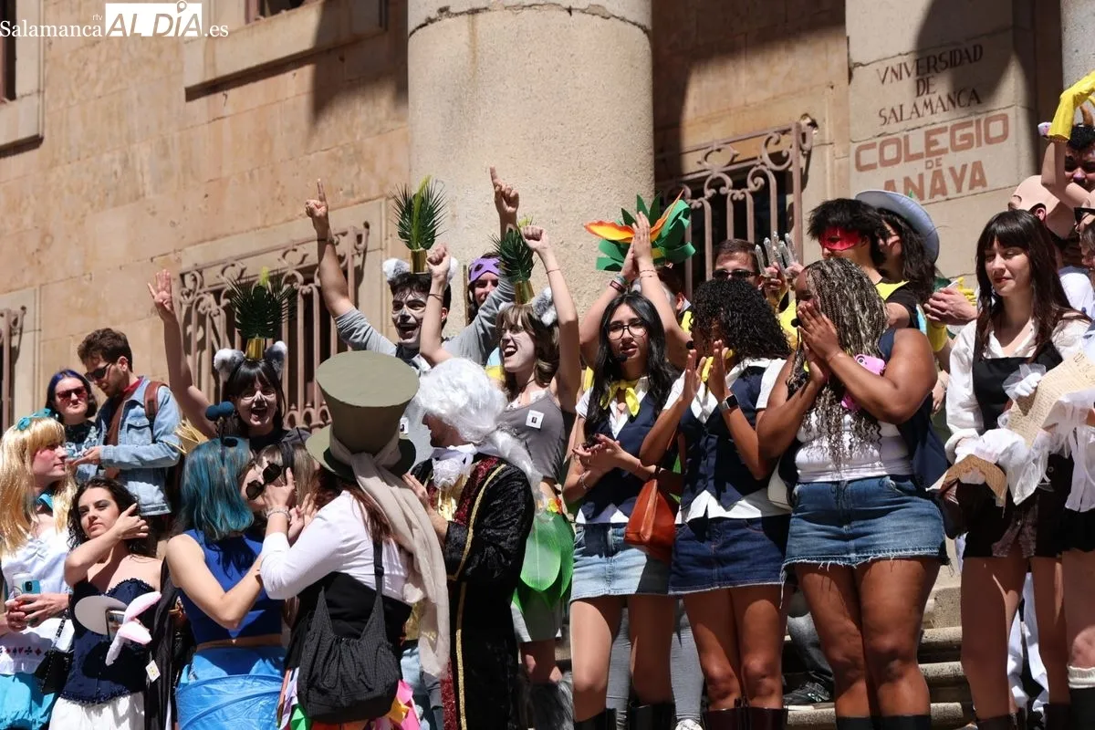 Color, disfraces y charanga para tomar Salamanca por las fiestas de Filología. Foto de David Sañudo