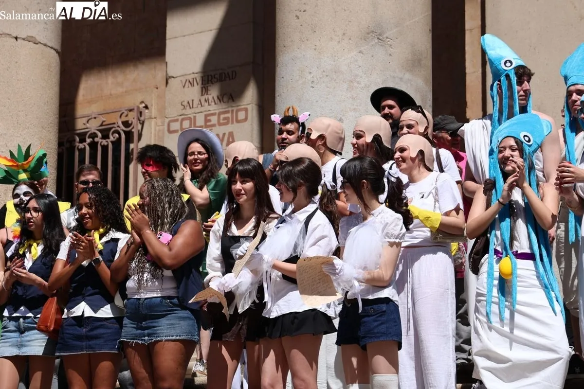 Color, disfraces y charanga para tomar Salamanca por las fiestas de Filología. Foto de David Sañudo