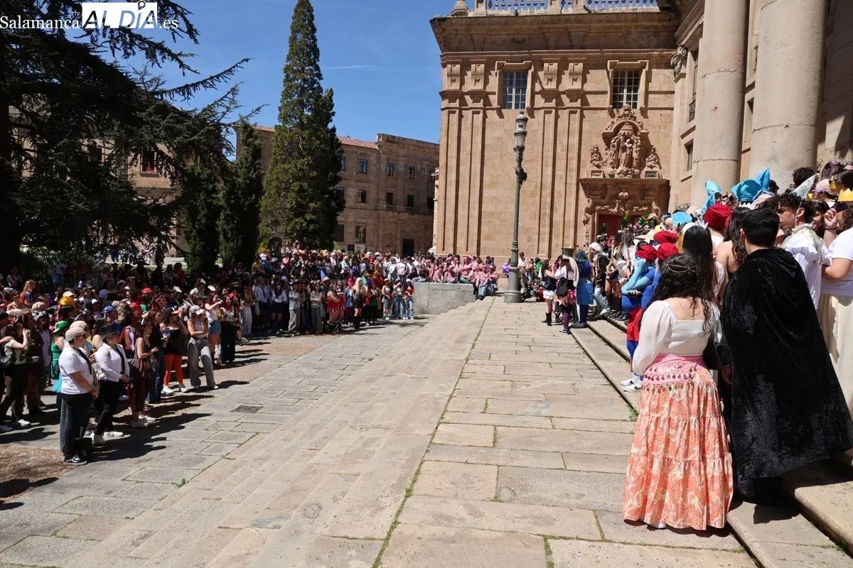 Color, disfraces y charanga para tomar Salamanca por las fiestas de Filología. Foto de David Sañudo