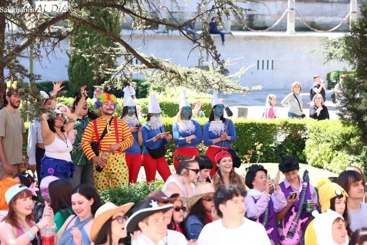 Color, disfraces y charanga para tomar Salamanca por las fiestas de Filología. Foto de David Sañudo