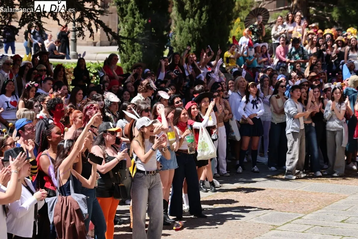 Color, disfraces y charanga para tomar Salamanca por las fiestas de Filología. Foto de David Sañudo