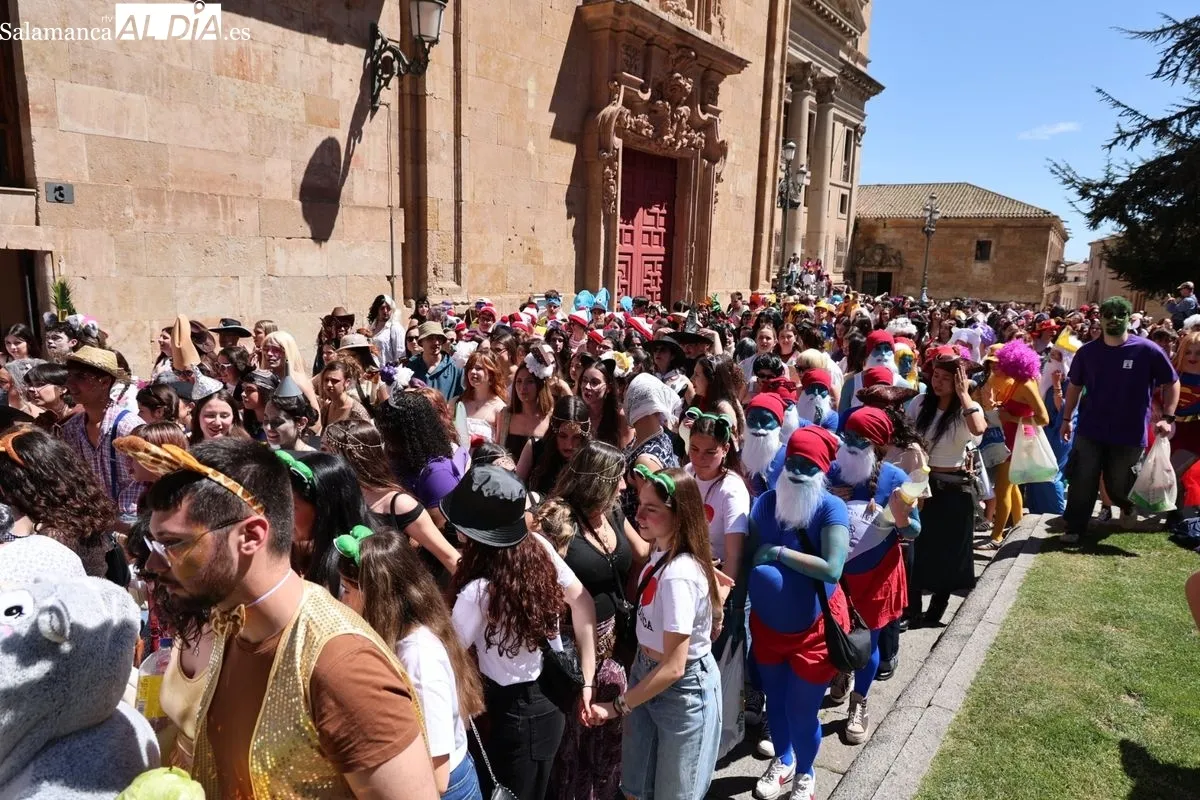 Color, disfraces y charanga para tomar Salamanca por las fiestas de Filología. Foto de David Sañudo
