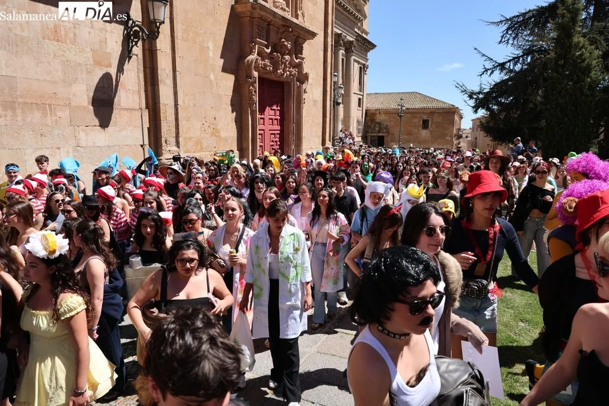 Color, disfraces y charanga para tomar Salamanca por las fiestas de Filología. Foto de David Sañudo