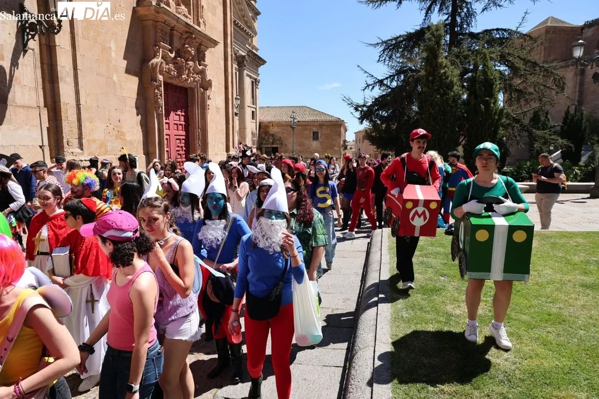 Color, disfraces y charanga para tomar Salamanca por las fiestas de Filología. Foto de David Sañudo