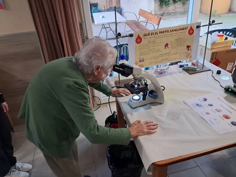 Experimentos y empatía: el IES Leonardo Da Vinci lleva su feria científica a Gerialba | Imagen 1