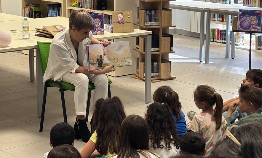 Carmen Aparicio presenta el cuento Lilipúrpura en Alba