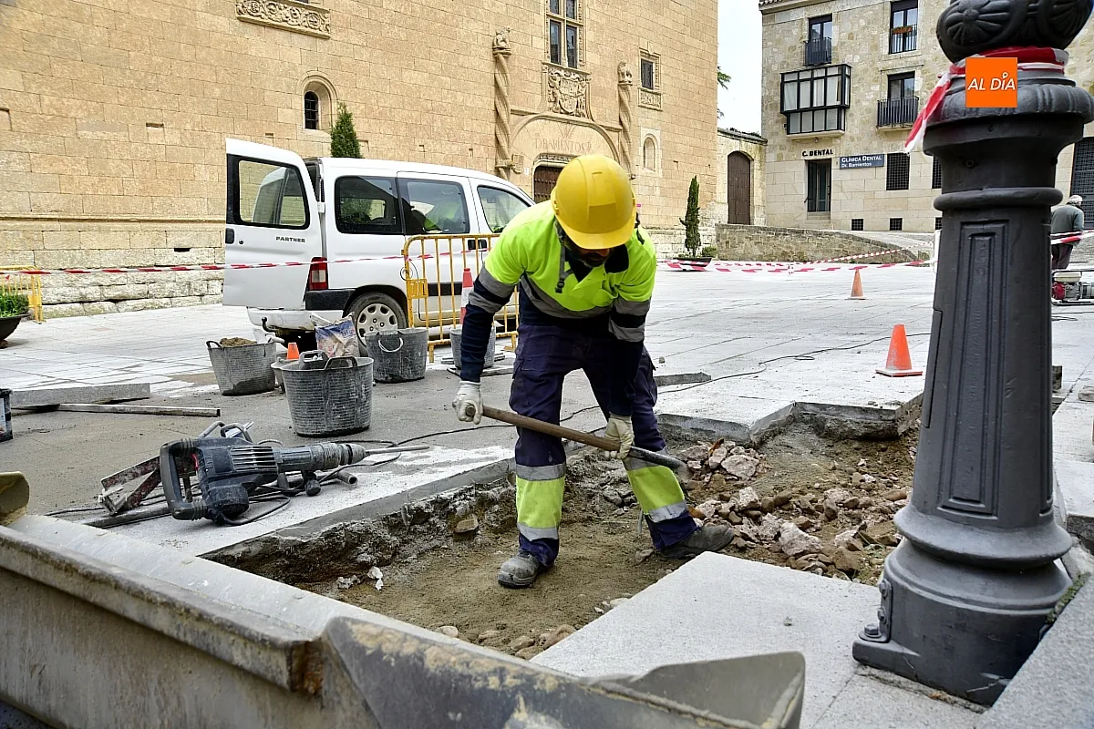 Operarios de mantenimiento intervienen en la Plaza del Conde