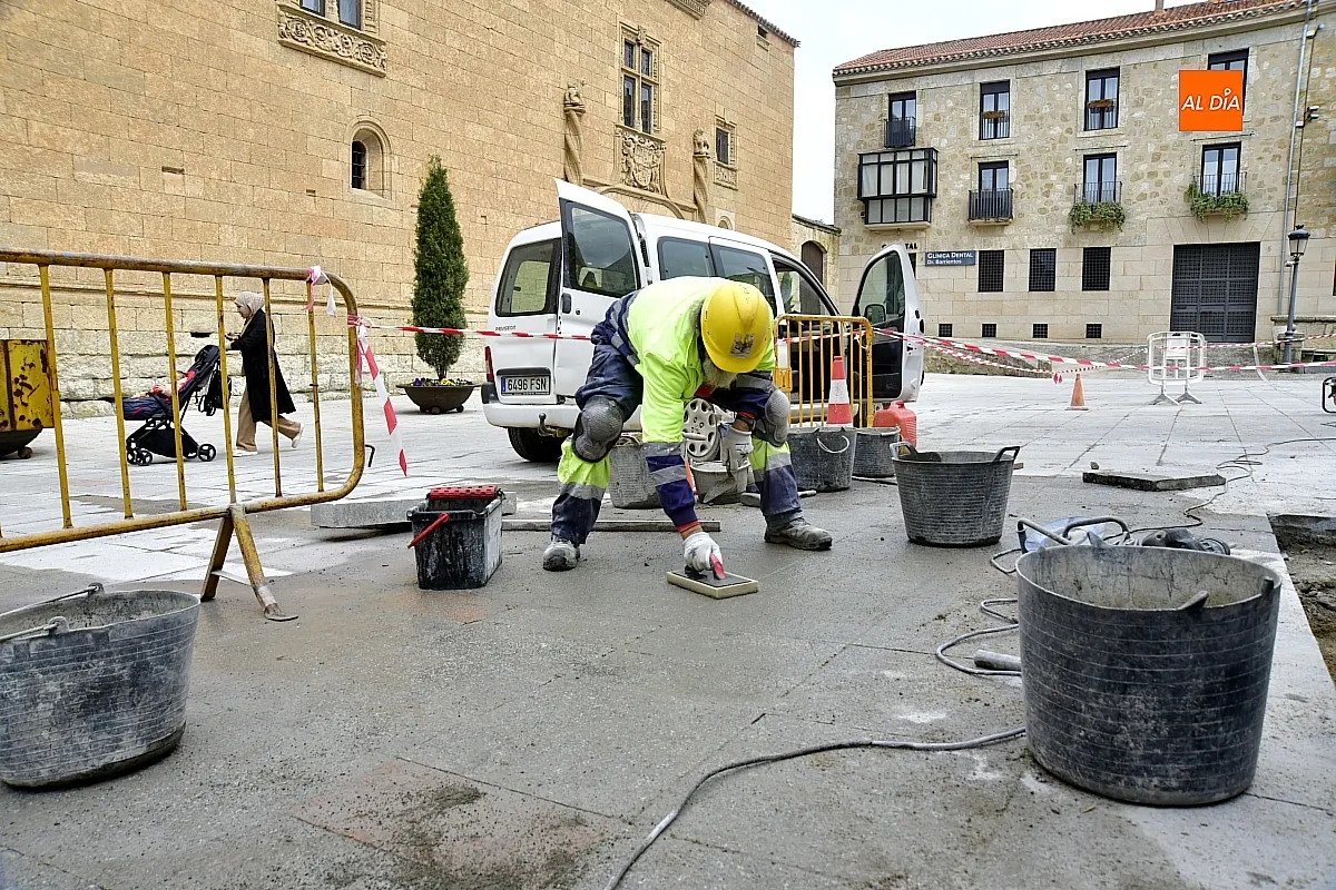 Operarios de mantenimiento intervienen en la Plaza del Conde