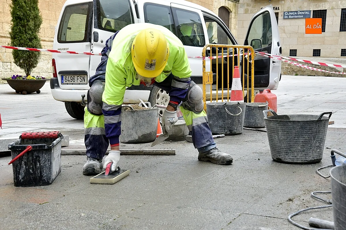 Operarios de mantenimiento intervienen en la Plaza del Conde
