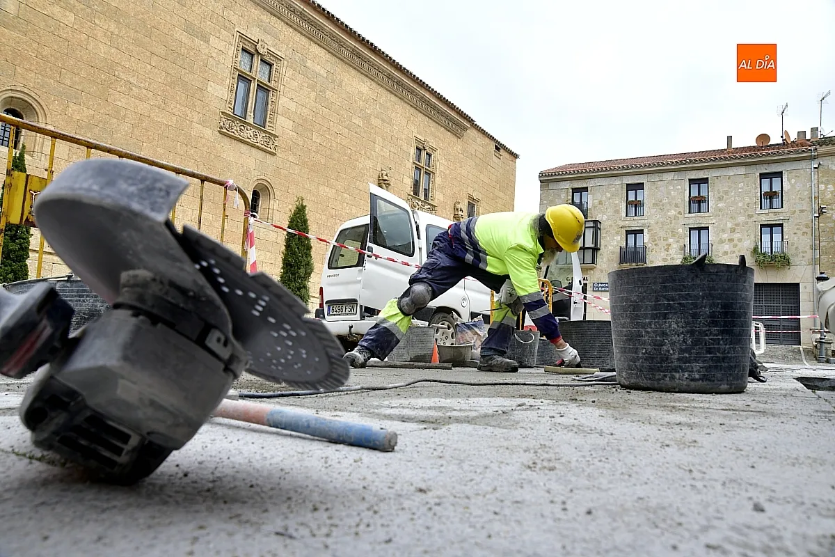 Operarios de mantenimiento intervienen en la Plaza del Conde