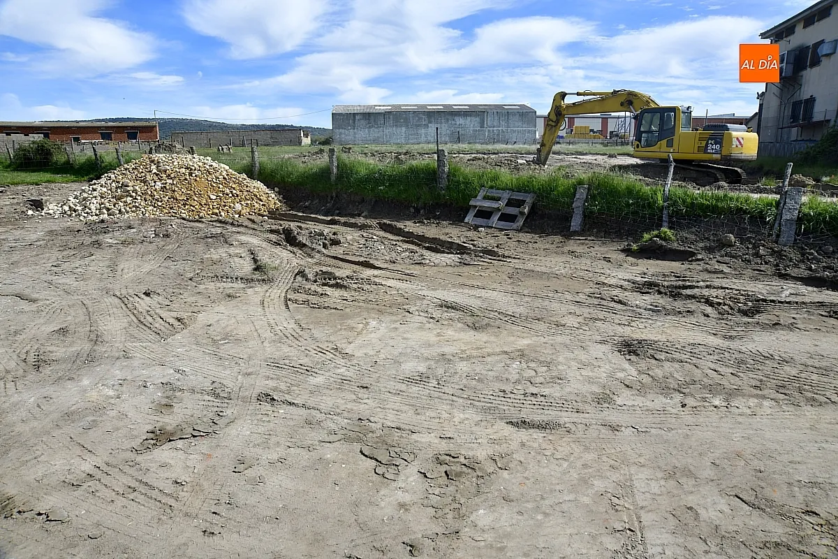 Las máquinas han empezado a trabajar sobre el terreno donde se ubicará el Punto Limpio