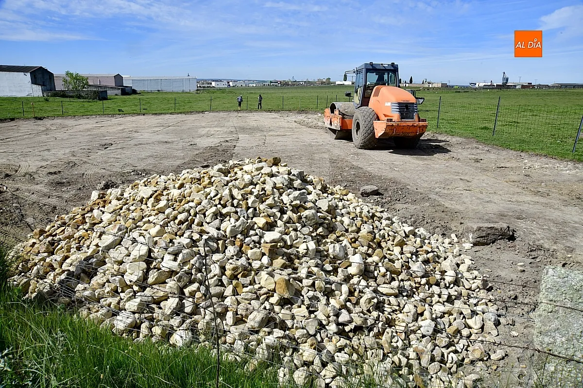 Las máquinas han empezado a trabajar sobre el terreno donde se ubicará el Punto Limpio