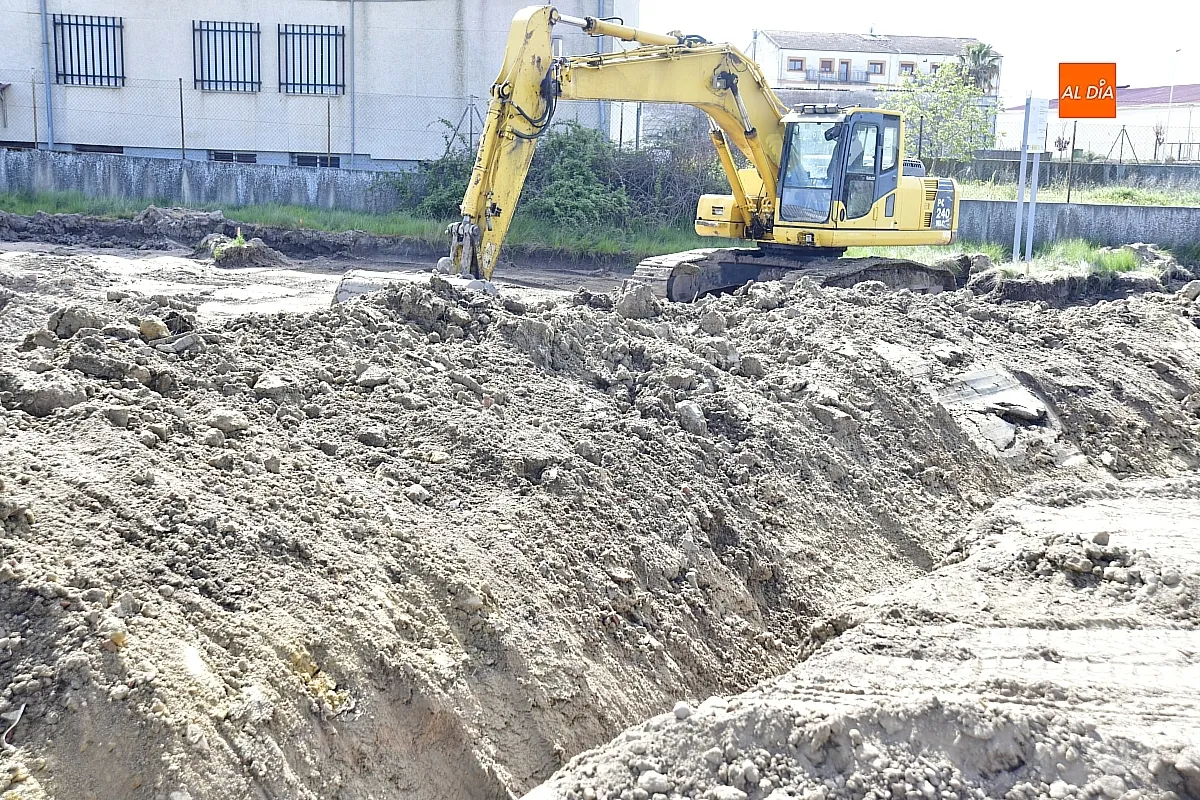 Las máquinas han empezado a trabajar sobre el terreno donde se ubicará el Punto Limpio
