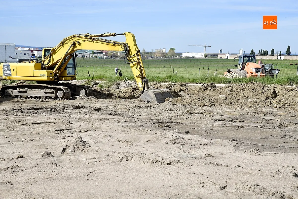 Las máquinas han empezado a trabajar sobre el terreno donde se ubicará el Punto Limpio