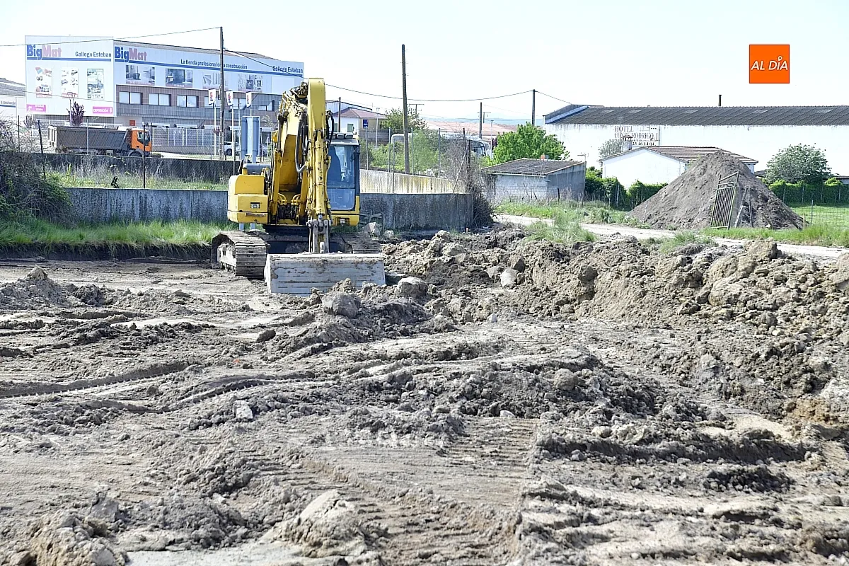 Las máquinas han empezado a trabajar sobre el terreno donde se ubicará el Punto Limpio