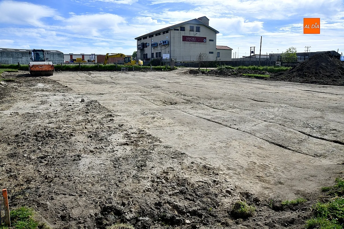 Las máquinas han empezado a trabajar sobre el terreno donde se ubicará el Punto Limpio