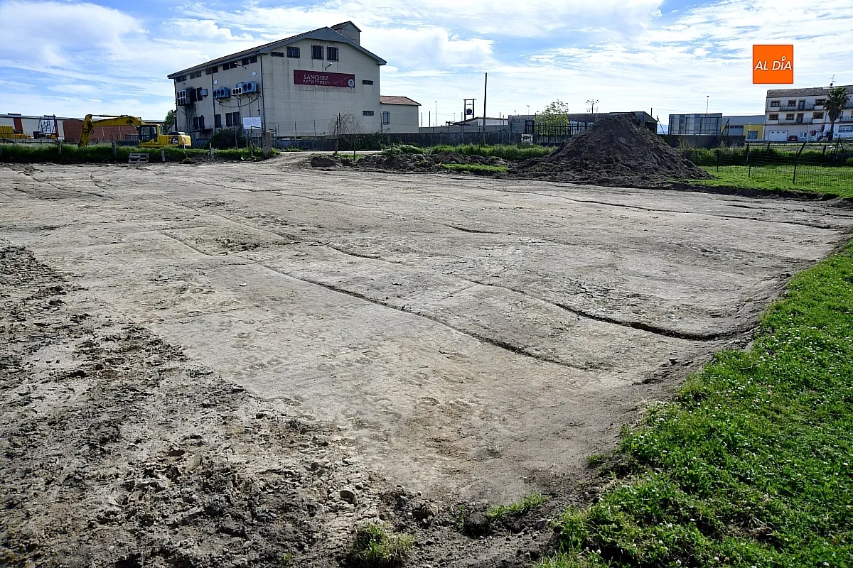 Las máquinas han empezado a trabajar sobre el terreno donde se ubicará el Punto Limpio