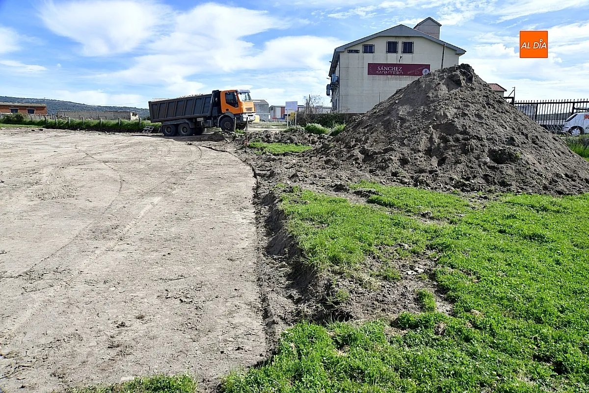 Las máquinas han empezado a trabajar sobre el terreno donde se ubicará el Punto Limpio