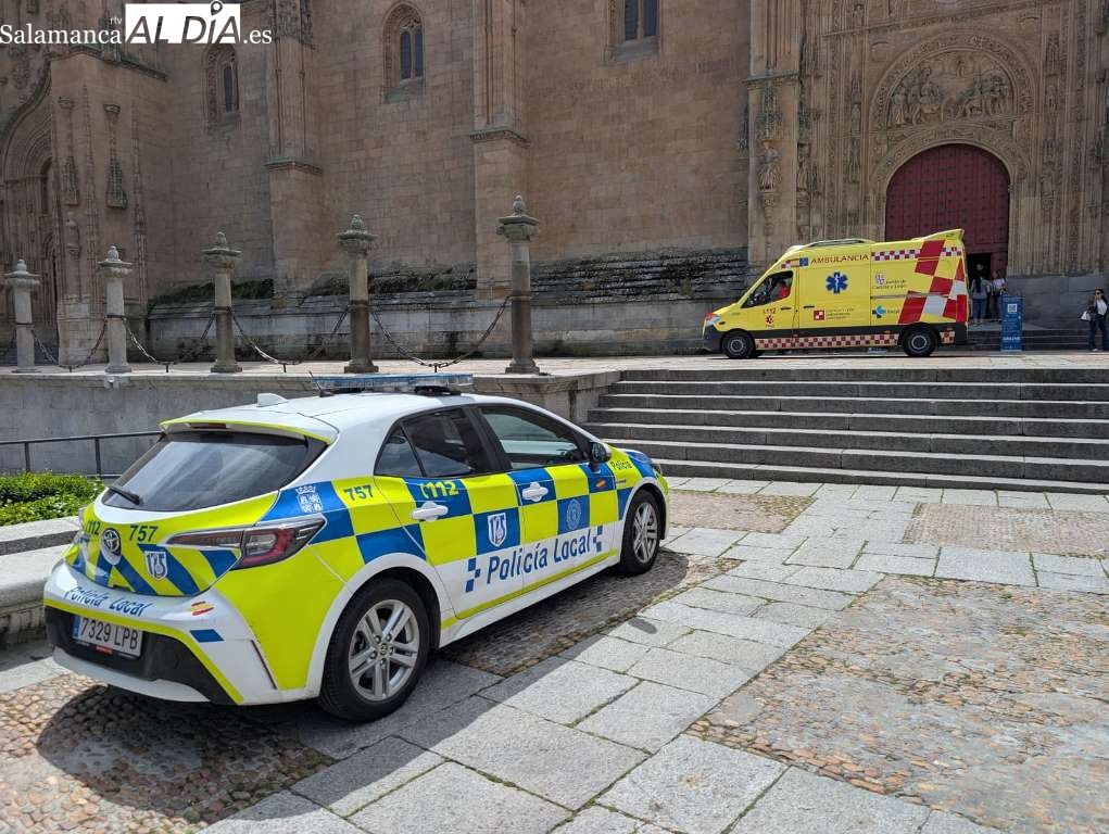 Una turista requiere asistencia médica tras desvanecerse junto a la Catedral de Salamanca
