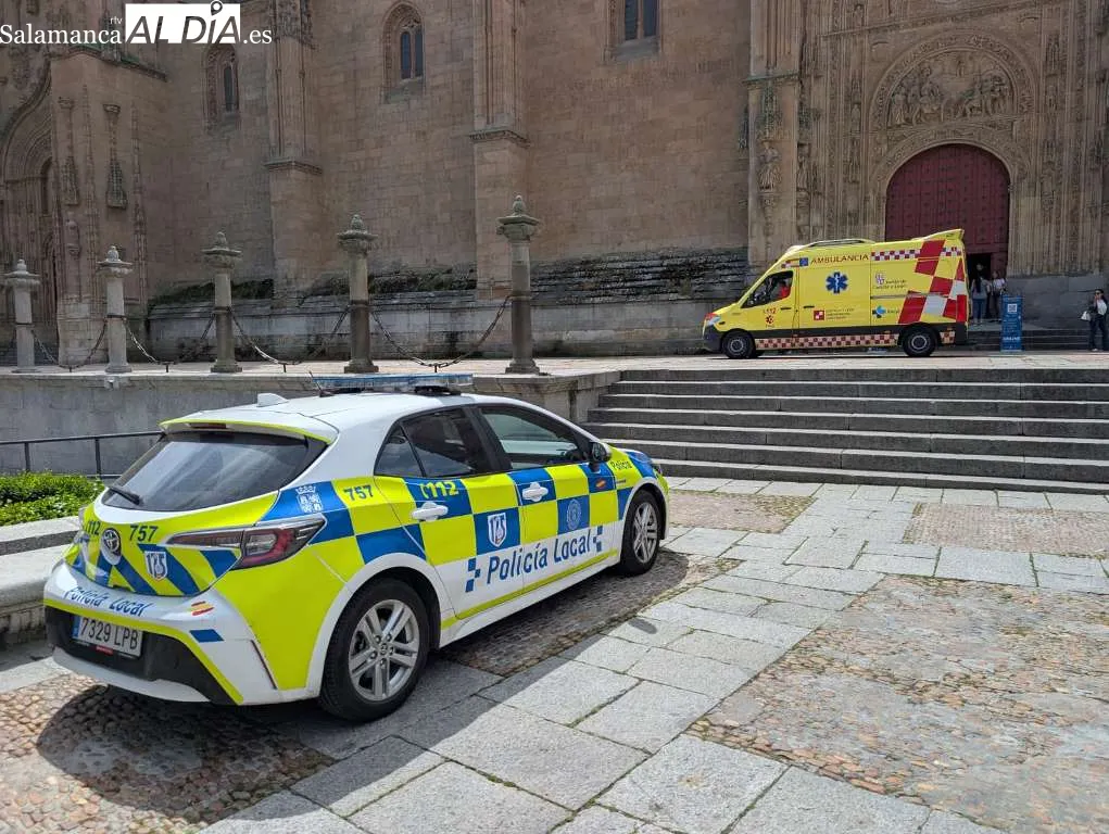 Una turista requiere asistencia médica tras desvanecerse junto a la Catedral de Salamanca