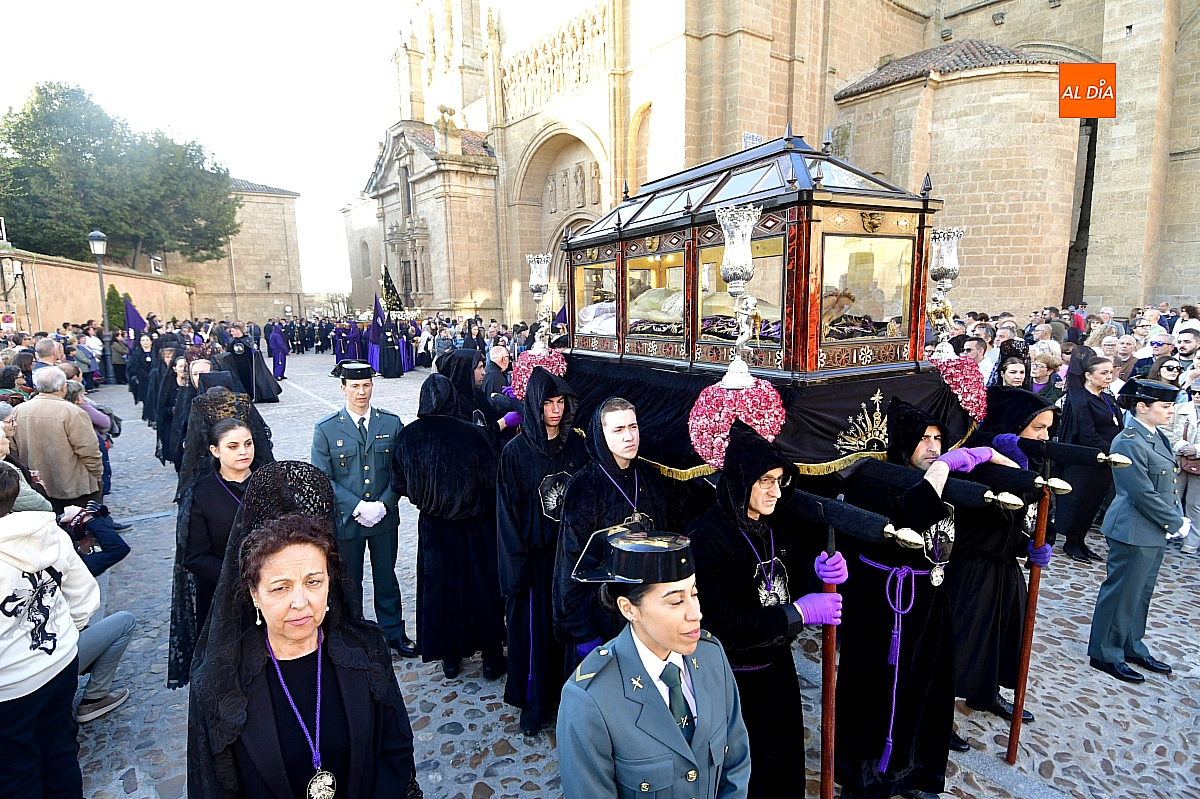 Miles  personas abarrotan  calles céntricas  Ciudad Rodrigo por procesión Santo Entierro