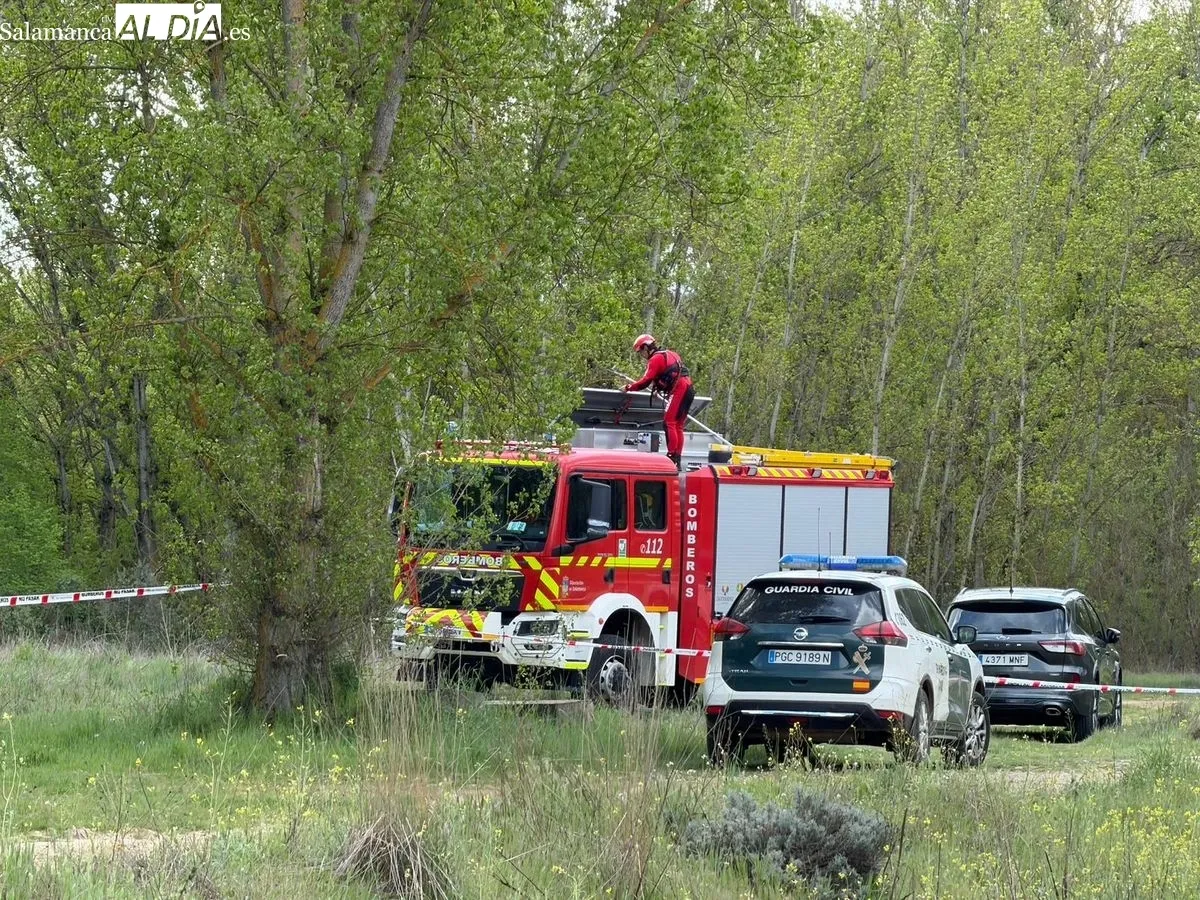 Trabajos de los servicios de emergencia para rescatar un cuerpo sin vida en río Tormes entre Villamayor y Santibáñez del Río. Foto de Vanesa Martins
