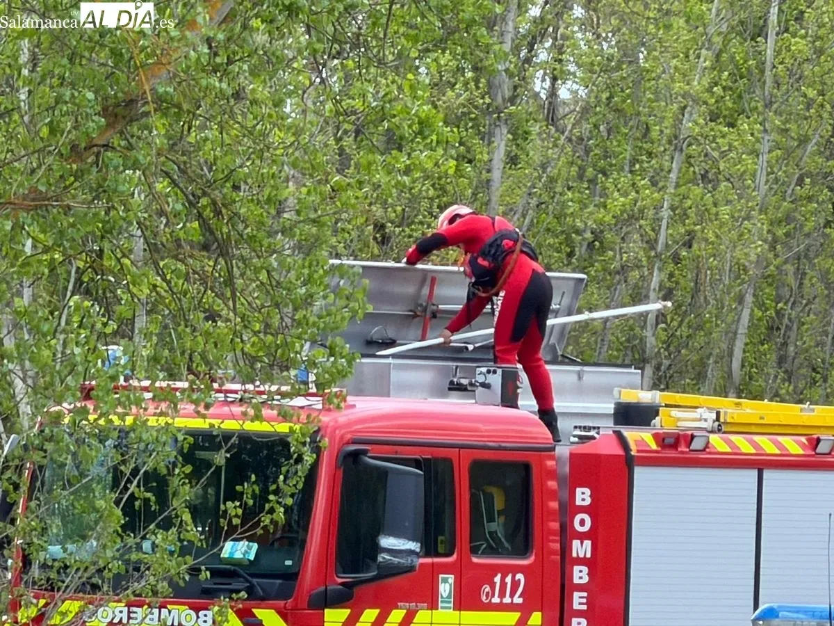Trabajos de los servicios de emergencia para rescatar un cuerpo sin vida en río Tormes entre Villamayor y Santibáñez del Río. Foto de Vanesa Martins