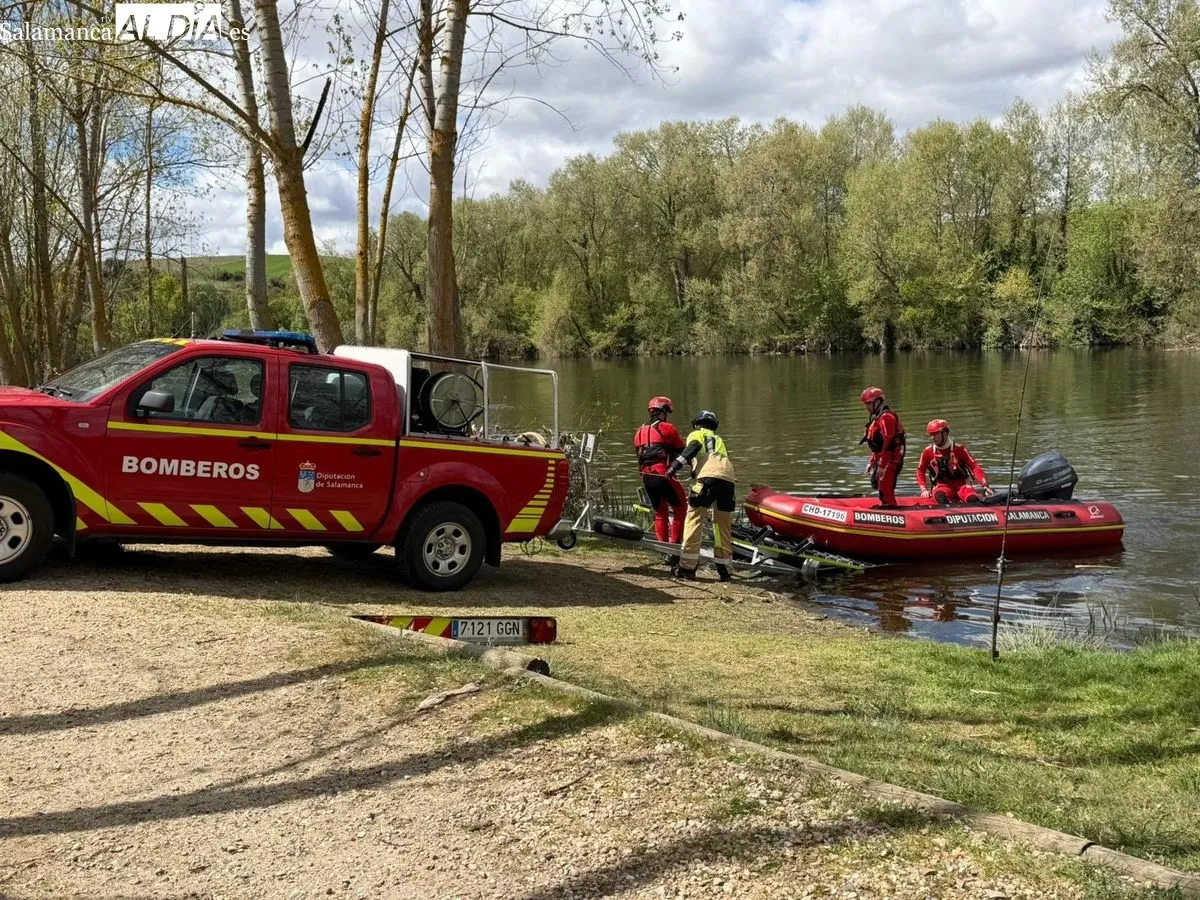 Trabajos de los servicios de emergencia para rescatar un cuerpo sin vida en río Tormes entre Villamayor y Santibáñez del Río. Foto de Vanesa Martins