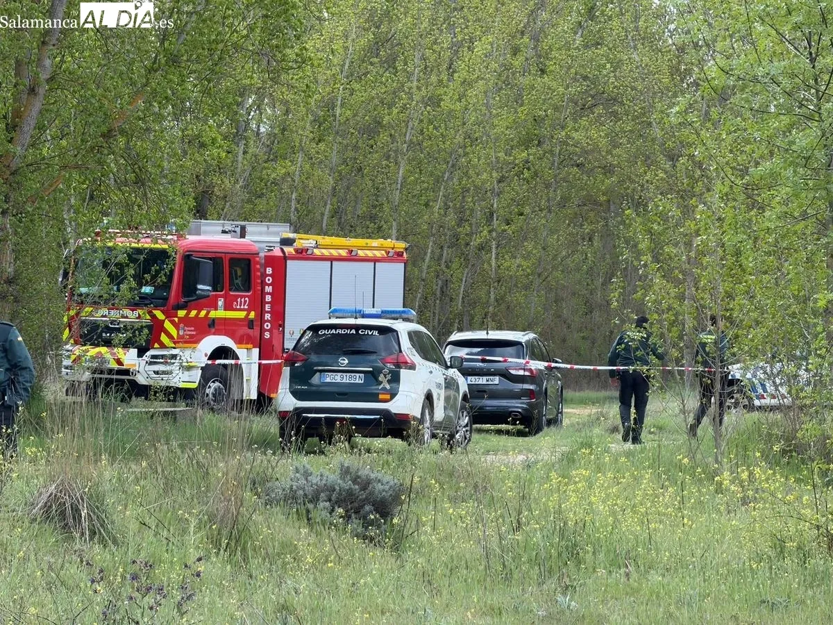 Trabajos de los servicios de emergencia para rescatar un cuerpo sin vida en río Tormes entre Villamayor y Santibáñez del Río. Foto de Vanesa Martins
