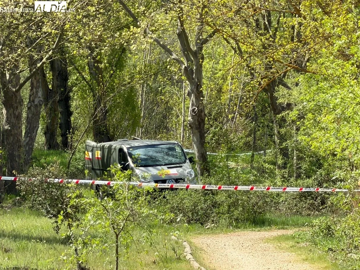 Trabajos de los servicios de emergencia para rescatar un cuerpo sin vida en río Tormes entre Villamayor y Santibáñez del Río. Foto de Vanesa Martins