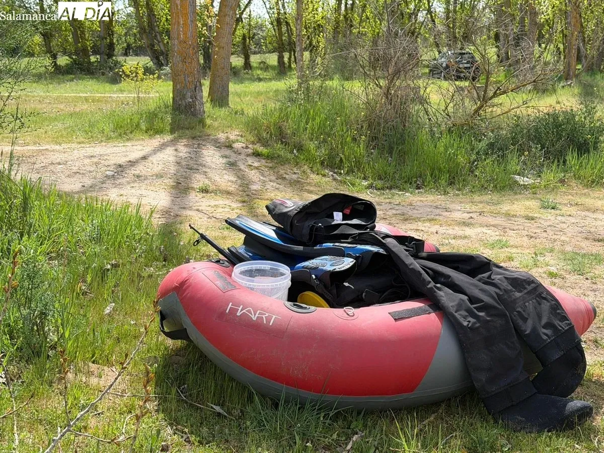 Despliegue de Bomberos y Guardia Civil para rescatar el cuerpo de una persona flotando en el río Tormes entre Villamayor y Santibáñez del Río. Foto de Vanesa Martins