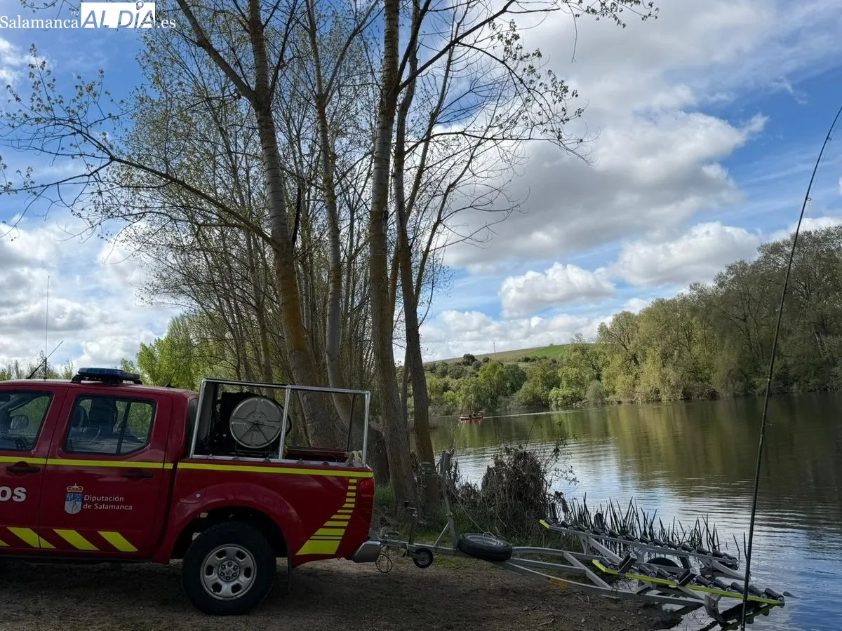 Despliegue de Bomberos y Guardia Civil para rescatar el cuerpo de una persona flotando en el río Tormes entre Villamayor y Santibáñez del Río. Foto de Vanesa Martins