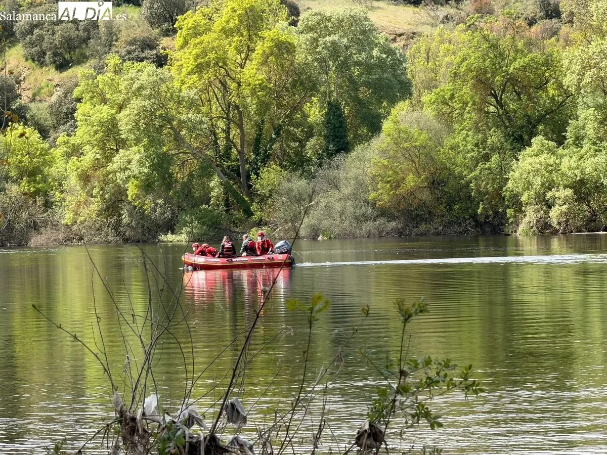 Despliegue de Bomberos y Guardia Civil para rescatar el cuerpo de una persona flotando en el río Tormes entre Villamayor y Santibáñez del Río. Foto de Vanesa Martins