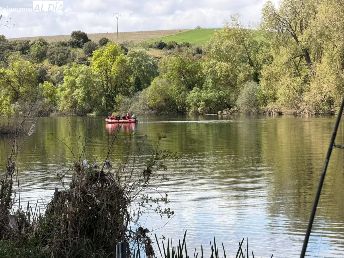 Despliegue de Bomberos y Guardia Civil para rescatar el cuerpo de una persona flotando en el río Tormes entre Villamayor y Santibáñez del Río. Foto de Vanesa Martins