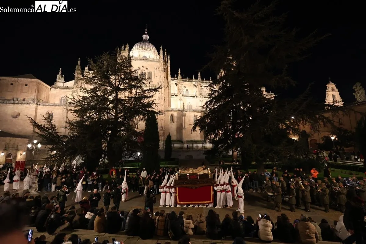 El silencio y el respeto marcan la procesión del Cristo Yacente | FOTOS: David Sañudo  