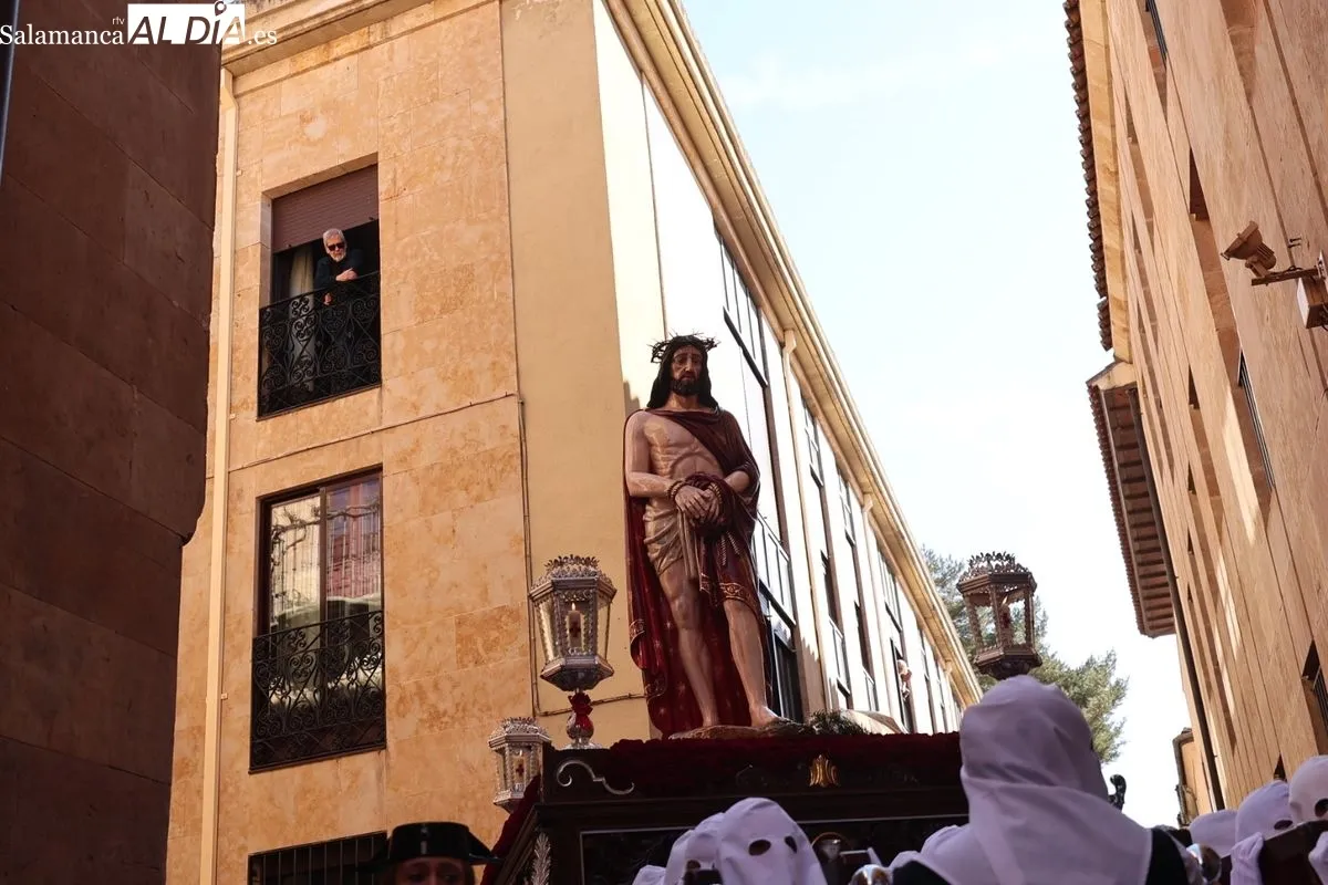 El Vía Crucis recorre Salamanca con su tradicional parada en el Hospital de la Trinidad | FOTOS: David Sañudo 