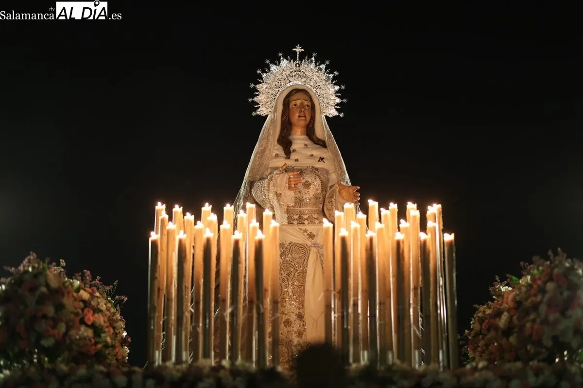 El Cristo del Amor y de la Paz y María Nuestra Madre cruza el Puente Romano arropado por multitud de fieles | FOTOS: David Sañudo 