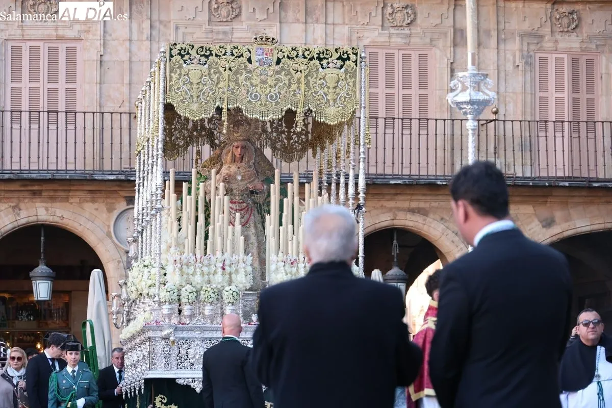 La Esperanza marca una madrugada de Viernes Santo sin el Buena Muerte | FOTOS: David Sañudo