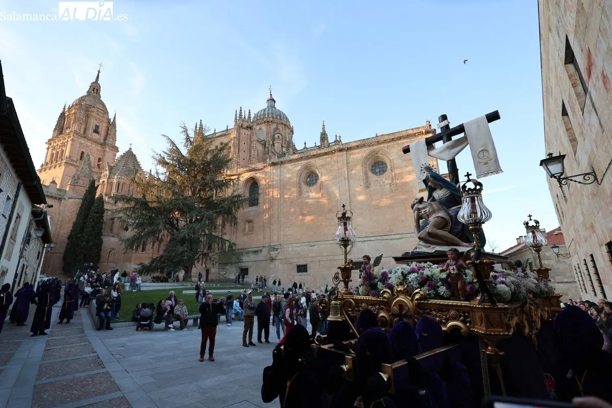 Fervor y multitud en la esperada salida de Jesús Rescatado desde San Pablo | FOTOS: David Sañudo