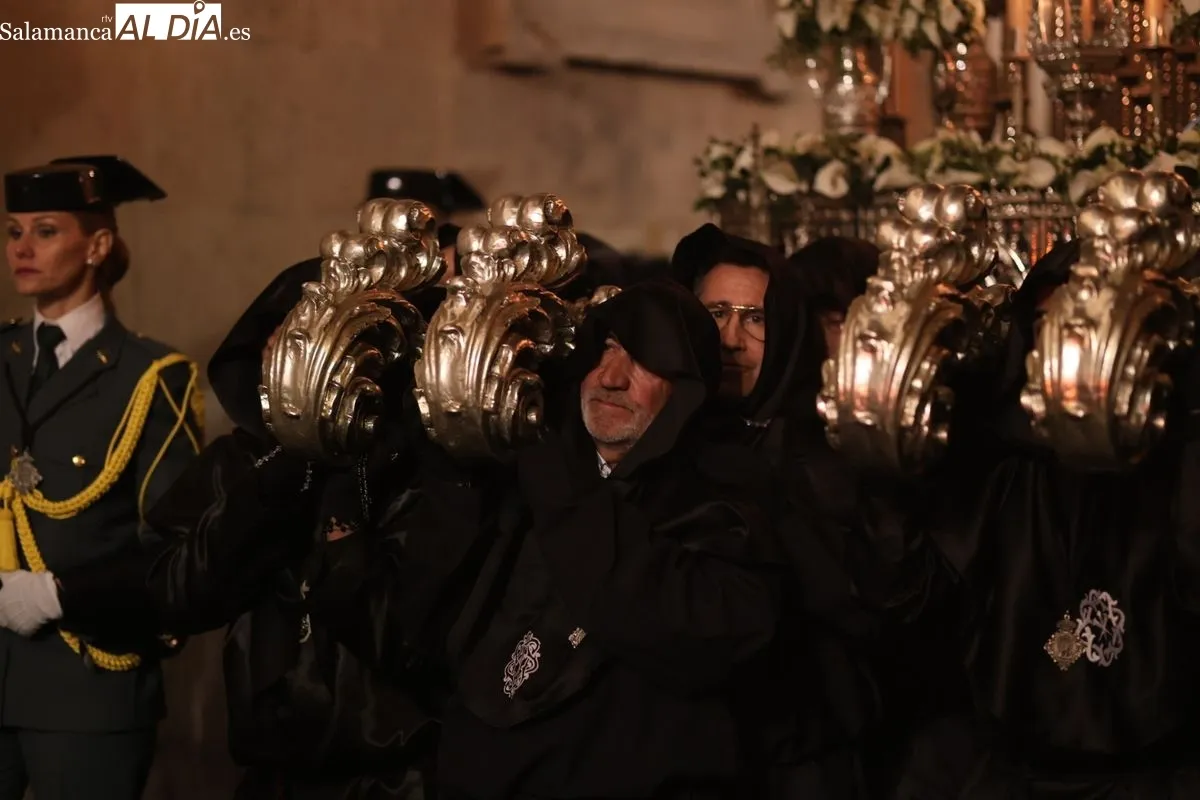 Fervor y devoción en el regreso de La Soledad a las calles de Salamanca | FOTOS: David Sañudo