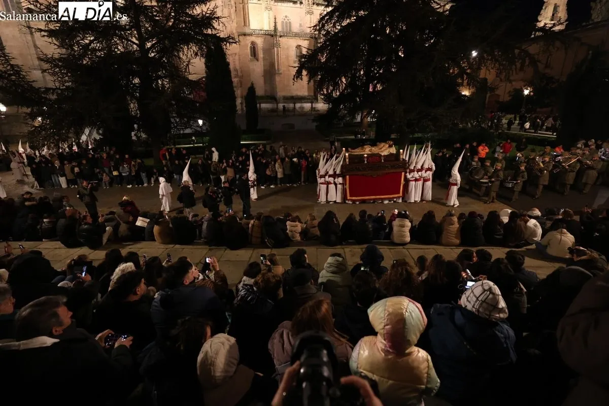 El silencio y el respeto marcan la procesión del Cristo Yacente | FOTOS: David Sañudo  