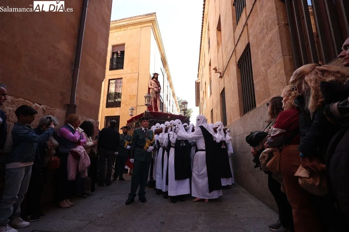 El Vía Crucis recorre Salamanca con su tradicional parada en el Hospital de la Trinidad | FOTOS: David Sañudo 