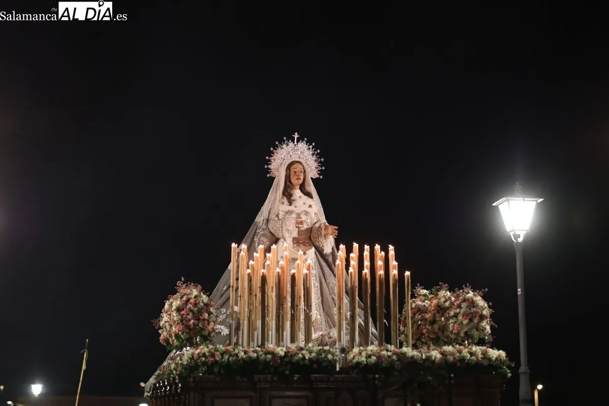 El Cristo del Amor y de la Paz y María Nuestra Madre cruza el Puente Romano arropado por multitud de fieles | FOTOS: David Sañudo 