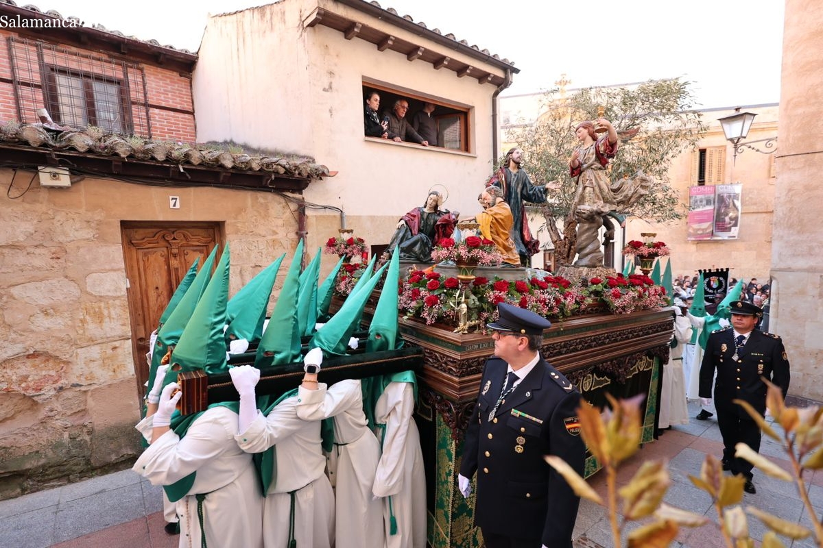 VÍDEO Y FOTOS | La Oración en el Huerto de los Olivos brilla en una procesión multitudinaria