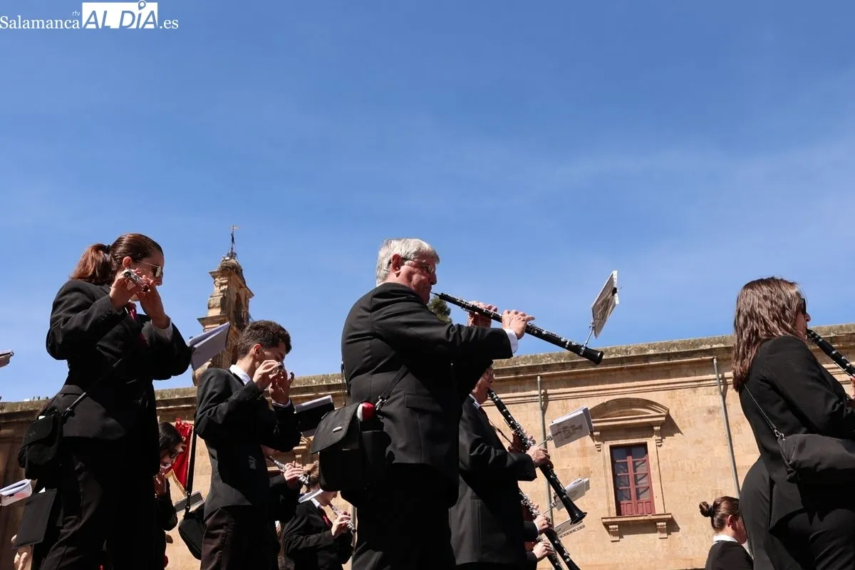 El encuentro entre Jesús Resucitado y la Virgen de la Alegría pone el broche de oro a la Semana Santa de Salamanca | FOTOS: David Sañudo 